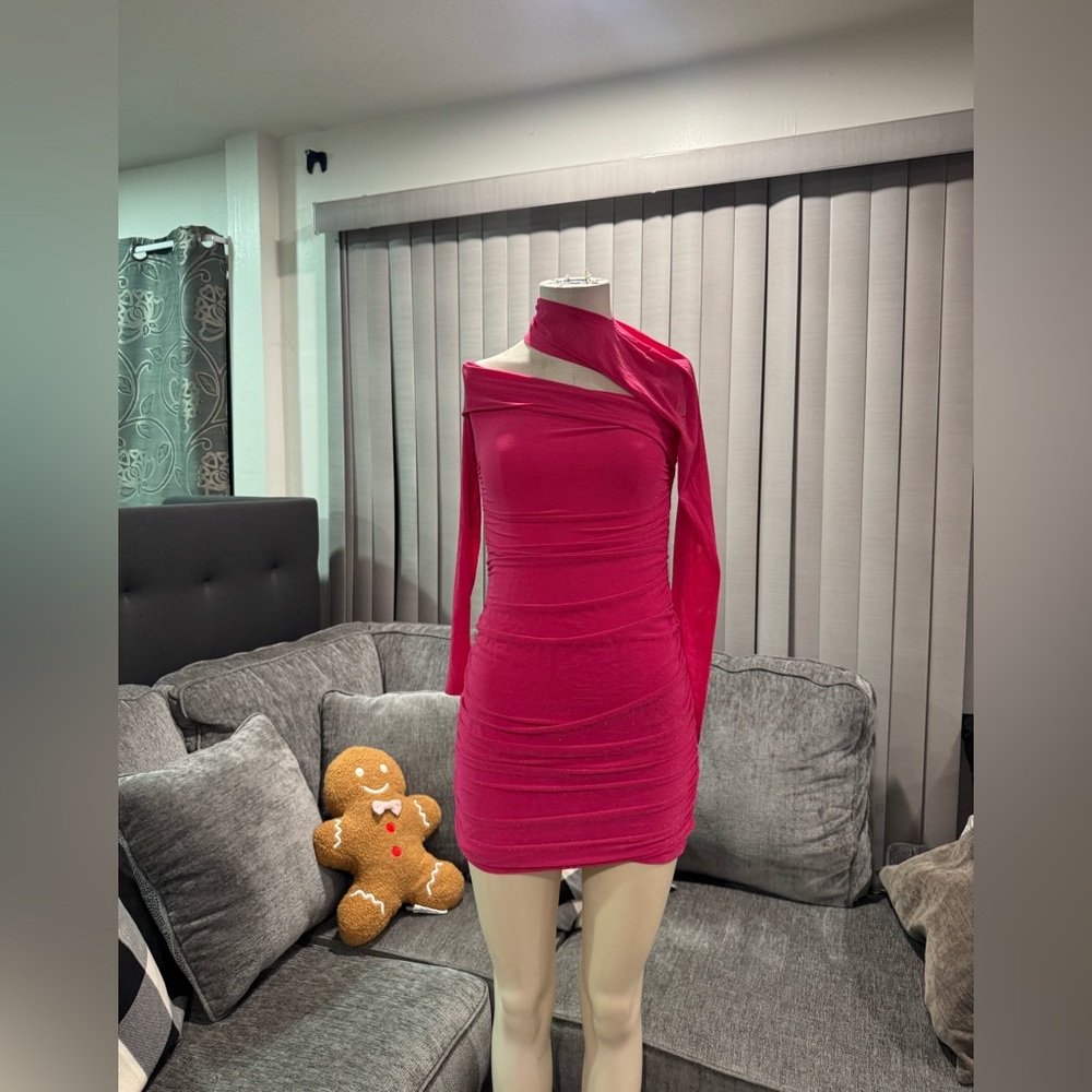 🍒BUNDLE 2 ITEMS FOR $8✨
🌸AMTIOUS hoy pink mini dress ✨
